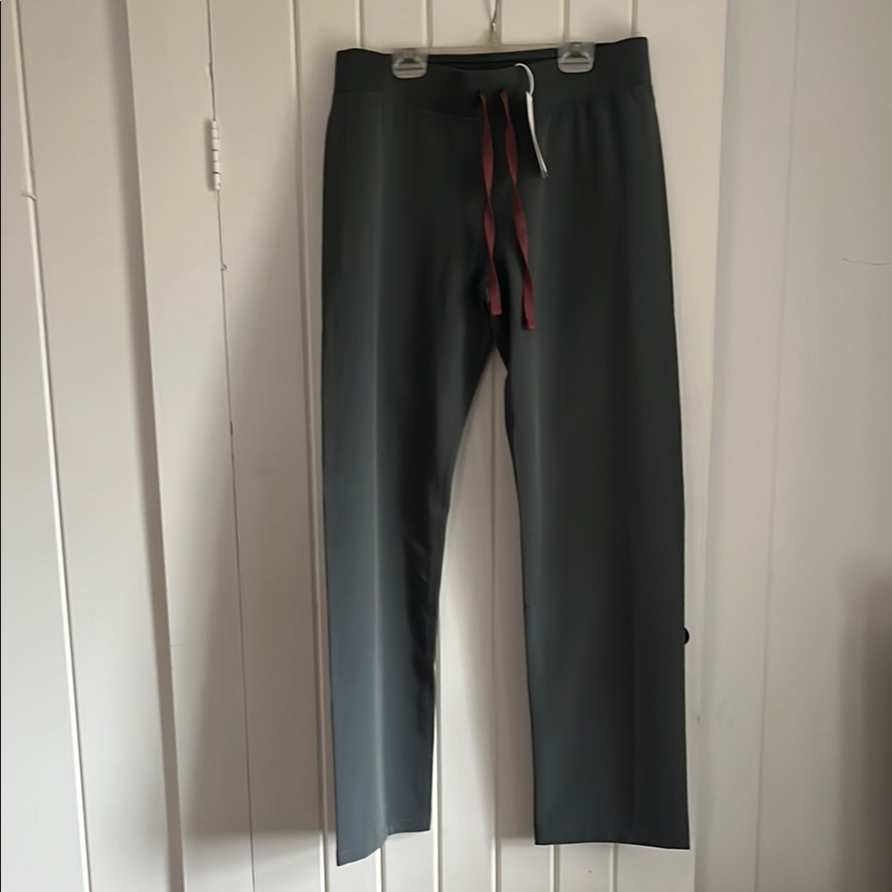 Figs Livingston scrub pants in bonsai sz S